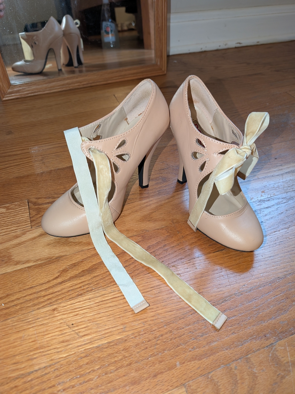Women’s Bow-Tie Peep Detail High Heels in Nude